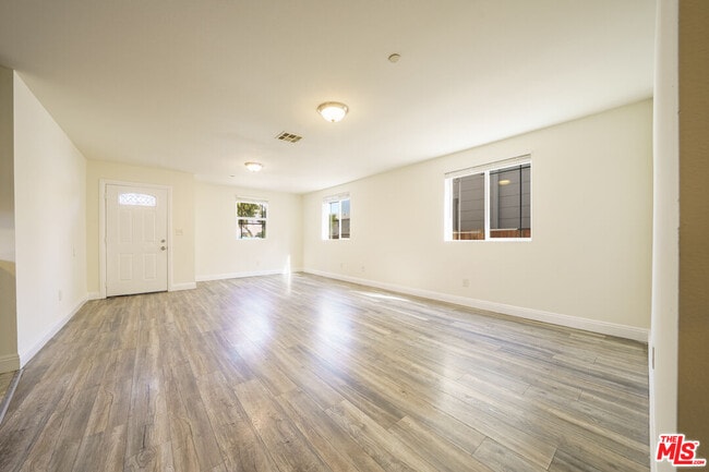 Building Photo - 154 E 84th Pl