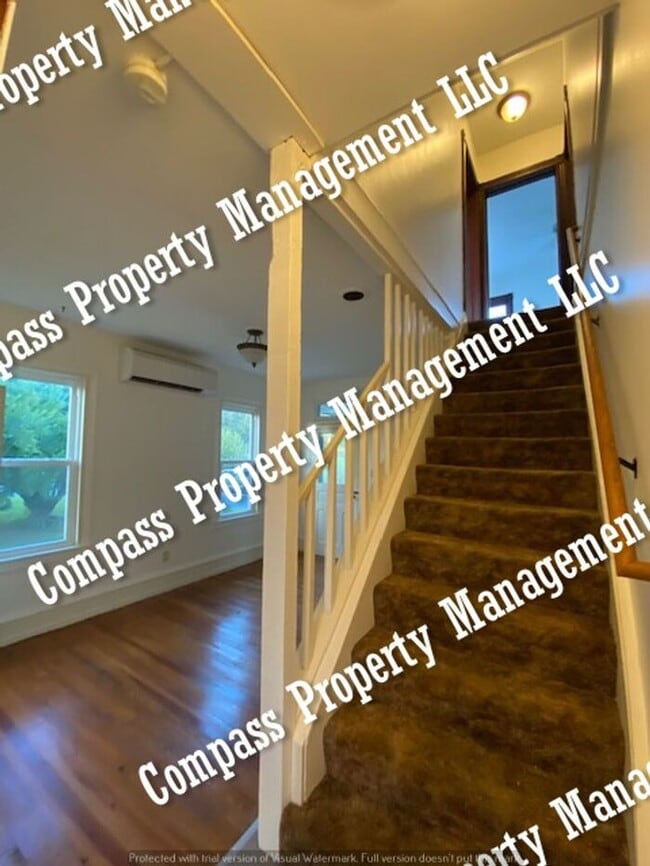 Building Photo - $1445 - 3 Bed, 2 Bath Farmhouse - Denver