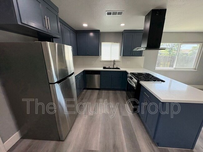 Building Photo - 609 S Acacia Dr