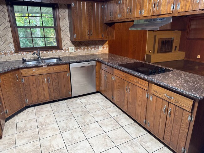 Building Photo - 3 Bedrooms! 2 Bath! Kickapoo Schools! Vill...