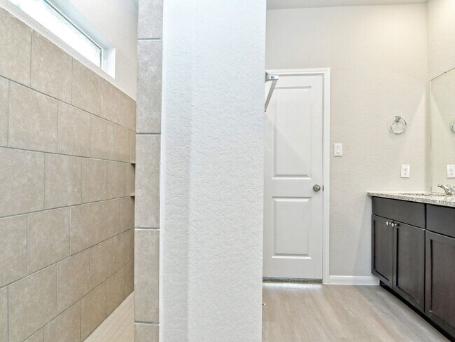 Building Photo - Beautiful 3036 SF Home - 5 Bed/3 Bath + Media Room and Game Room! - Hidden Trails, Bulverde