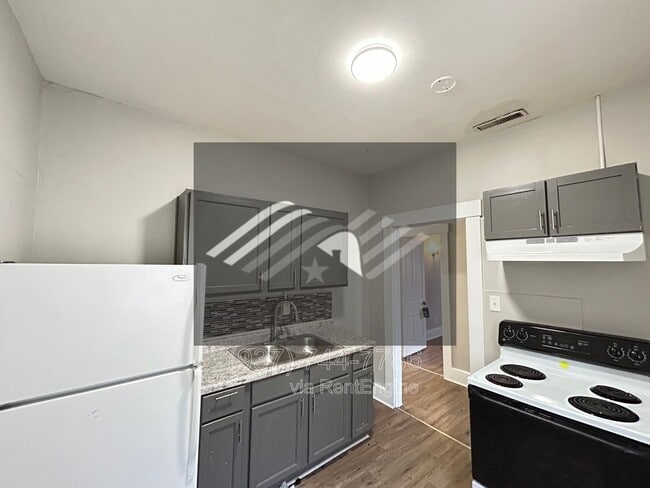 Building Photo - 815 S Main St