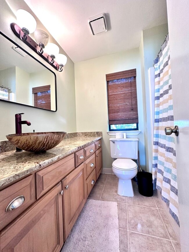 Building Photo - Beautiful 3B/3.5B Waterfront Fully Furnish...