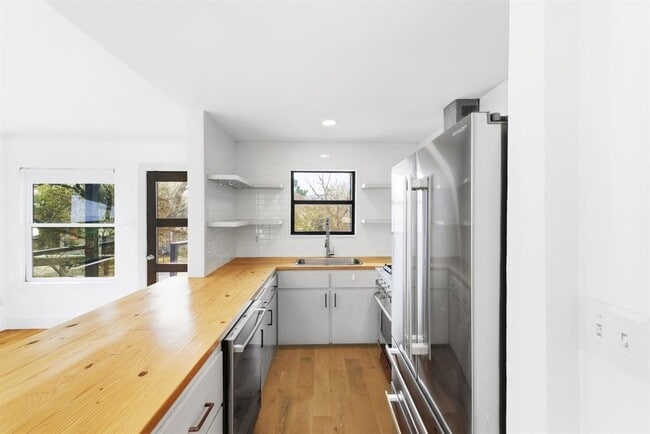 Building Photo - 919 Walter St