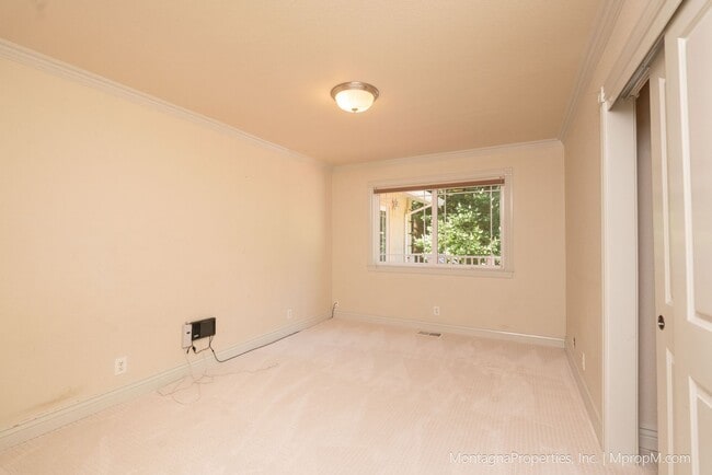 Building Photo - Updated and spacious 3 bedroom house on ov...