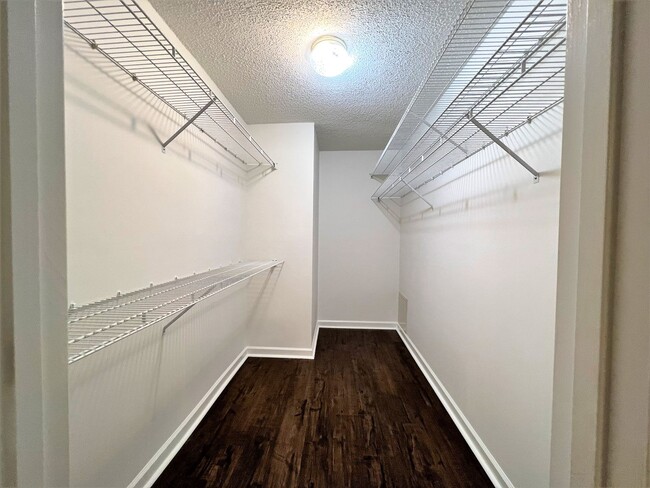 Building Photo - BEAUTIFUL 2 BEDROOM CONDO AVAILABLE IN FAR...