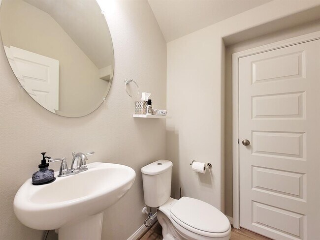 Building Photo - 1510 Lakeline Oak Dr