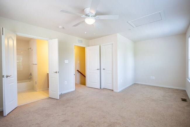 Building Photo - Beautiful 3 BR/3 BA EOG Townhome in Capito...