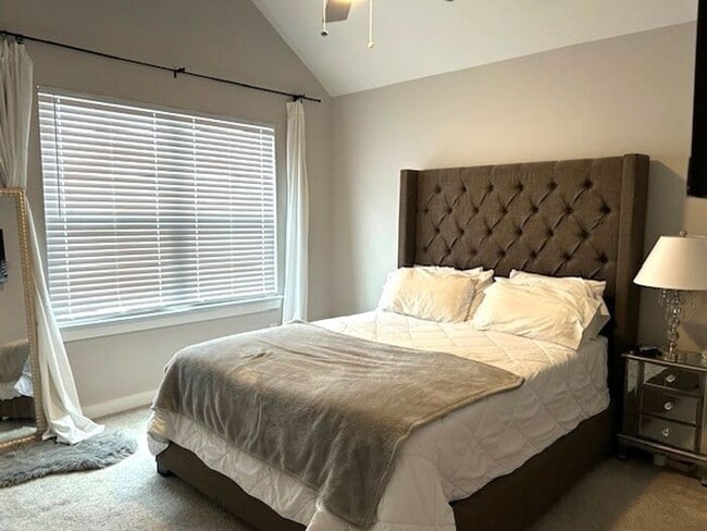 Building Photo - Nice 2 Bedroom 2.5 bath townhome with open...