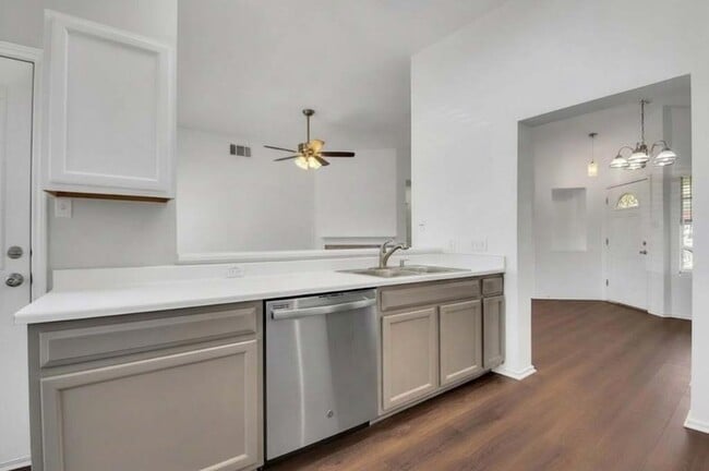 Building Photo - 1101 Disraeli Cir