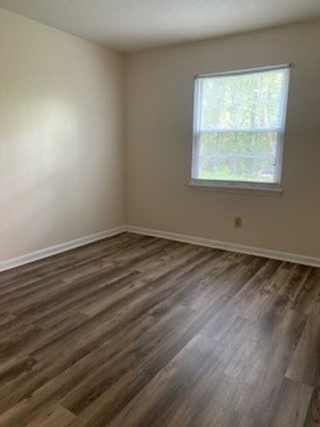 Building Photo - Adorable 2 bedroom 1 bath condominium