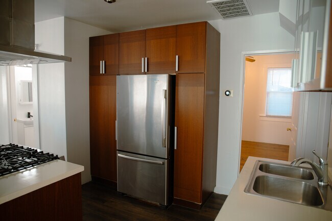 Building Photo - 137 25th St