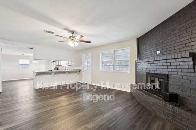 Building Photo - 7009 Corona Dr