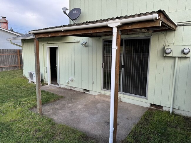 Building Photo - Updated 2 bedroom 1 1/2 bath duplex in Springfield!