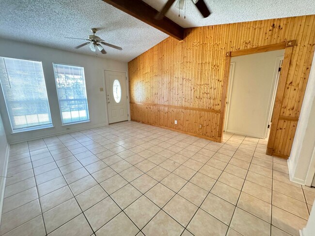 Building Photo - 2404 Shoemaker Dr