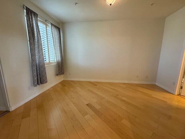 Building Photo - BEAUTIFUL 3 BEDROOM 3 BATHROOM HOME IN GAI...