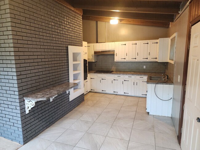 Building Photo - 4001 Calhoun Dr