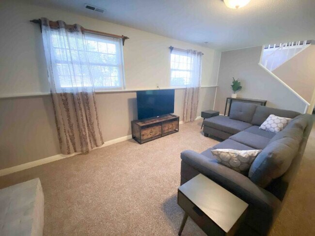 Building Photo - 11423-11425 5 Cedars Rd