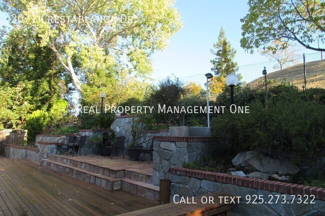 Building Photo - 3071 Crestablanca Dr