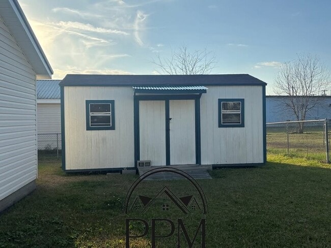 Building Photo - 901 Everitt St