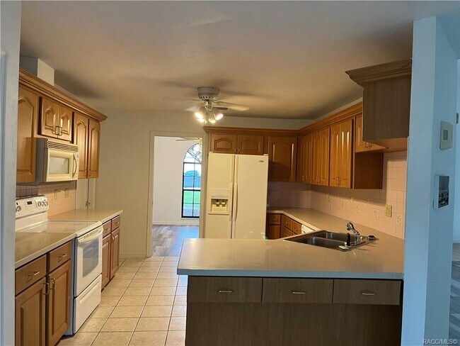 Building Photo - 558 E Jenkins Ct