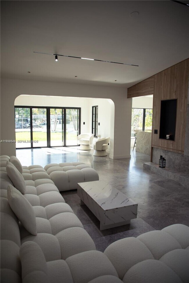 Building Photo - 7850 Hawthorne Ave