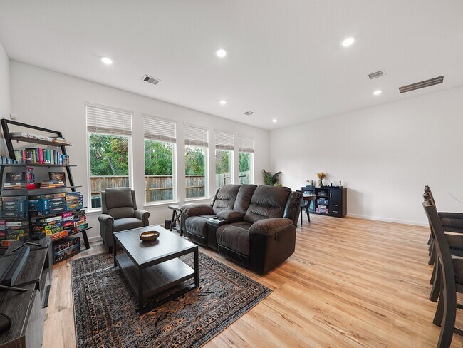 Building Photo - 674 Royal Arch Dr