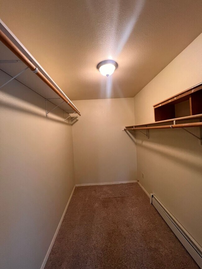 Building Photo - Beautiful 3 bedroom/2bath with spacious deck and backyard