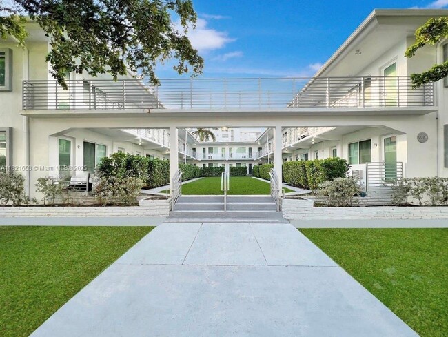 Building Photo - 9270 E Bay Harbor Dr