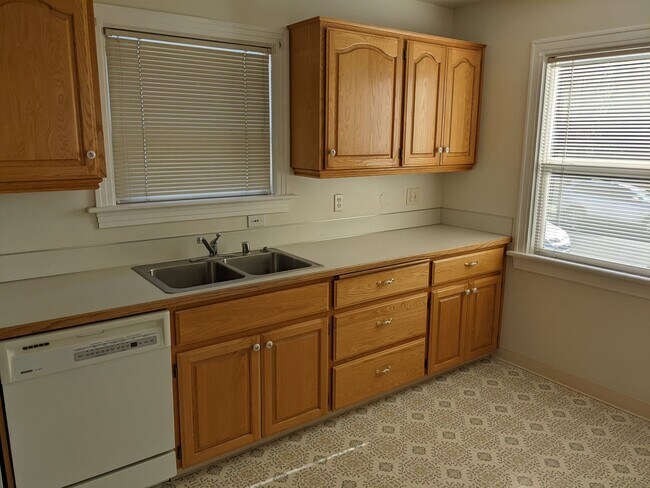 Building Photo - Large 3+ bedroom