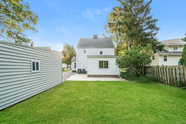 Building Photo - Stunning 4 Bedroom Home!