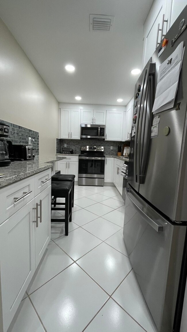 Building Photo - 10140 44th Ct S