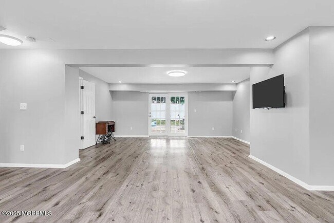 Building Photo - 61 Lynn Dr