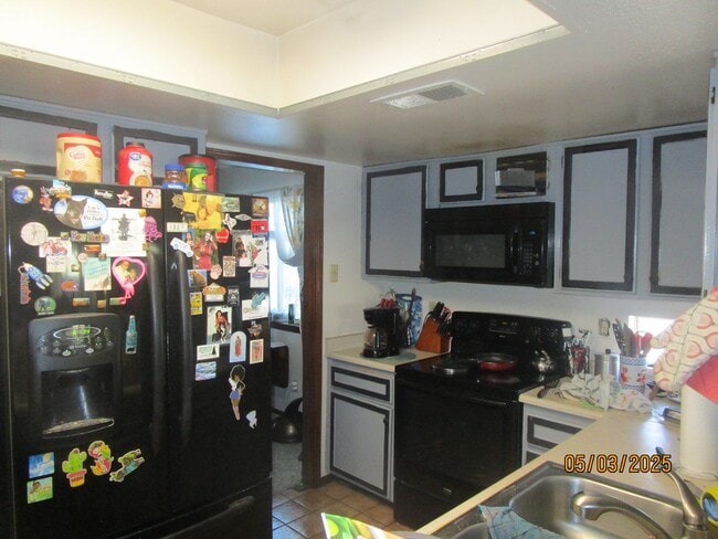 Building Photo - NW 4 BR Home large yard/outdoor space