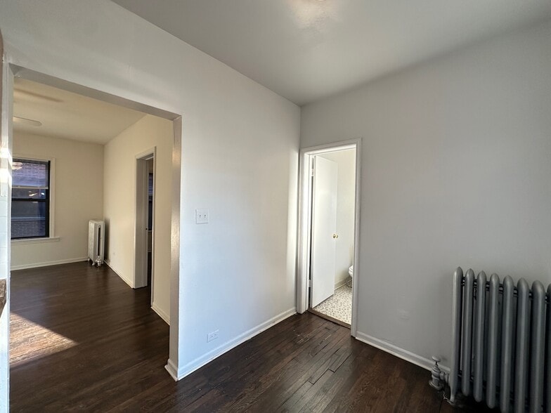 Building Photo - 933 W Sunnyside Ave