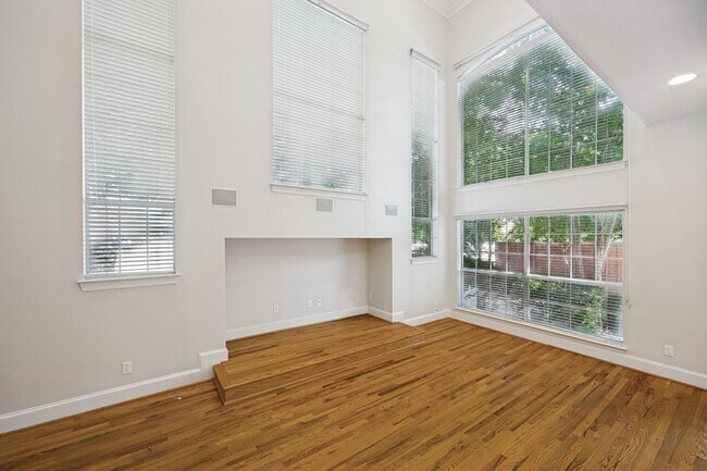 Building Photo - Sophisticated Addison Townhome with Vaulted Ceilings, Study & Two Primary Suites!