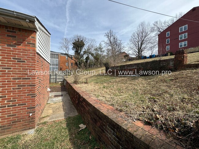 Building Photo - South Roanoke Three Bedroom