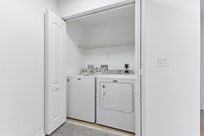 Building Photo - 402 Seminole Palms Dr