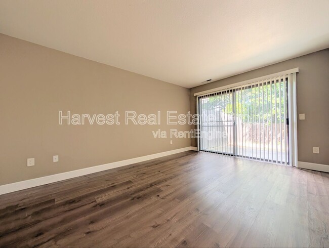 Building Photo - 318 Blossom Way