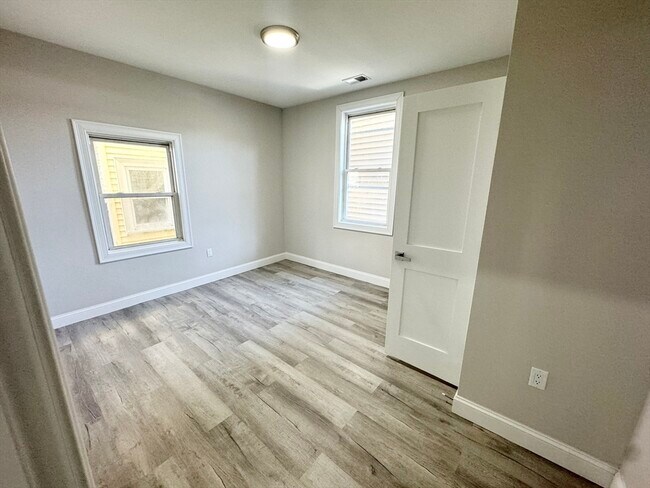 Building Photo - 55 Burrell St