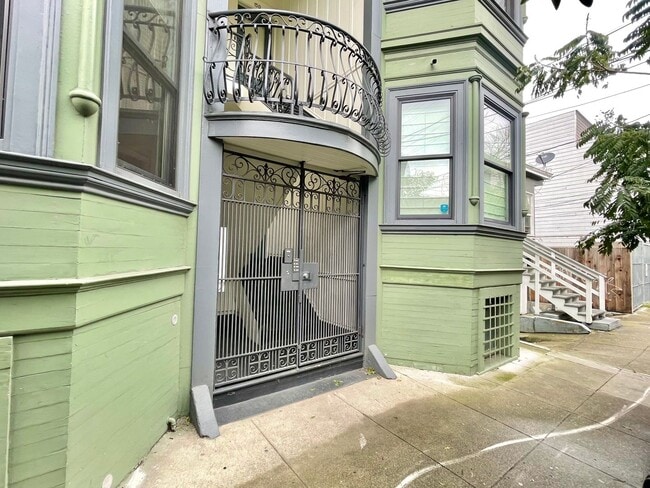 Building Photo - Mission Dolores Park Modern 2BR/1BA Deligh...