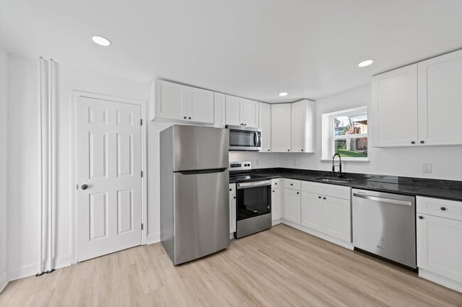 Building Photo - Newly Renovated 4-Bedroom, 2-Bath Home wit...