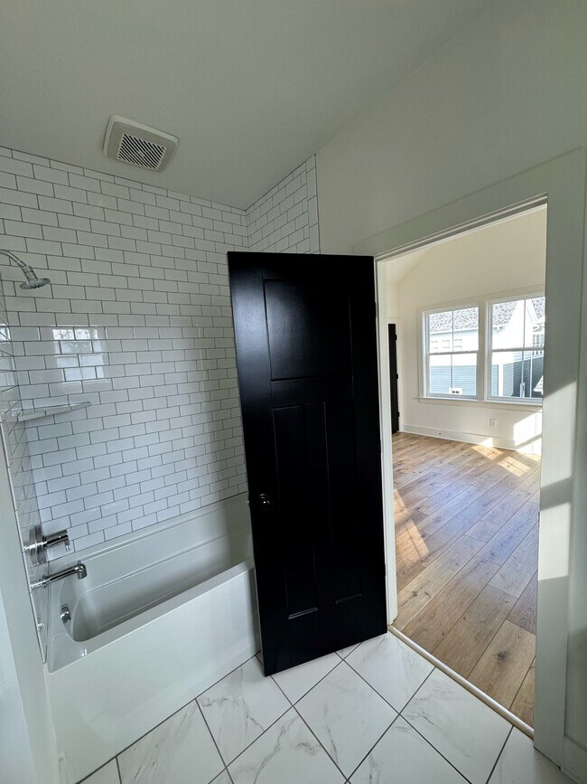 Building Photo - 509 Rosedale Ave