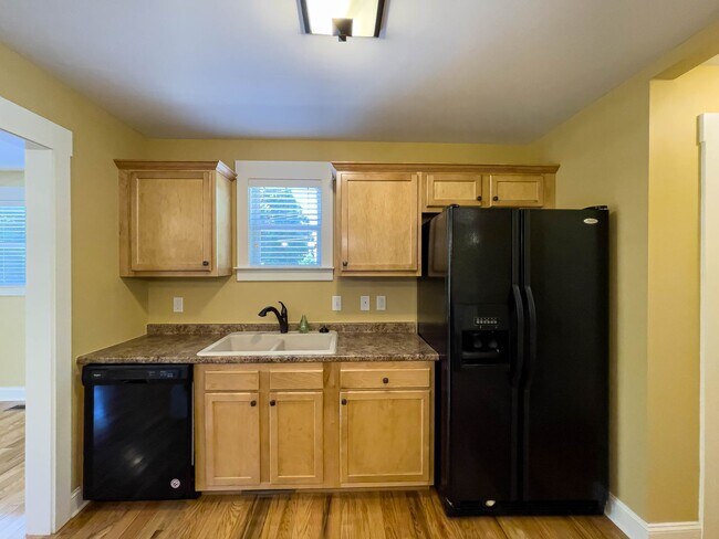 Building Photo - Charming Three-Bedroom Cottage in Oakley