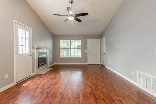 Building Photo - Three Bedroom One Bathroom For Rent