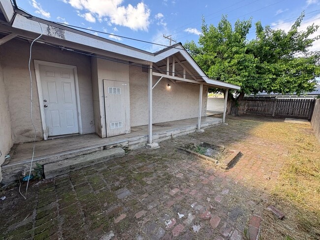 Building Photo - Charming NW Visalia Home Available Now!