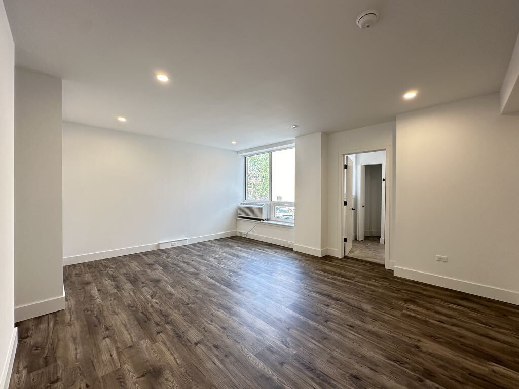 Building Photo - 941 W Carmen Ave