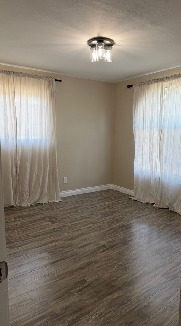 Building Photo - 5 Bed 3 Bath House Available Now!