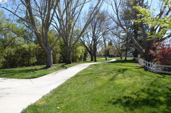 Building Photo - 1626 Harlan Dr