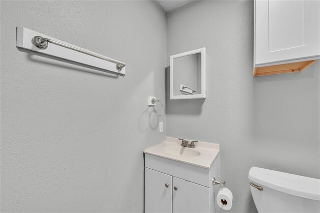 Building Photo - 901 Parmer Ave